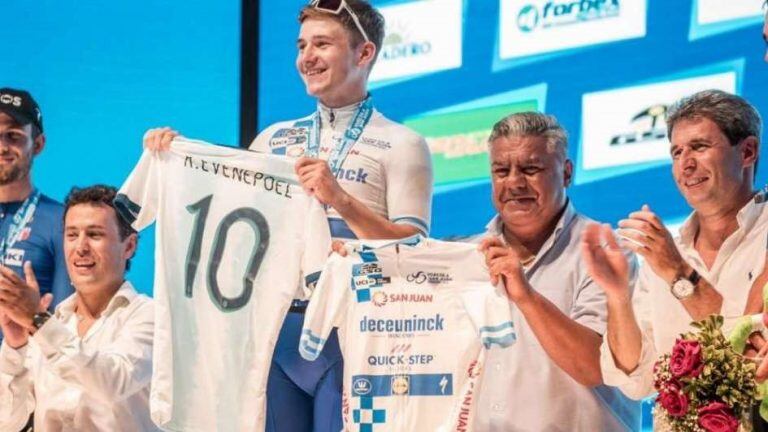 Chiqui Tapia en la premiación de la Vuelta a San Juan, competencia que tuvo como ganador al belga Remco Evenepoel.