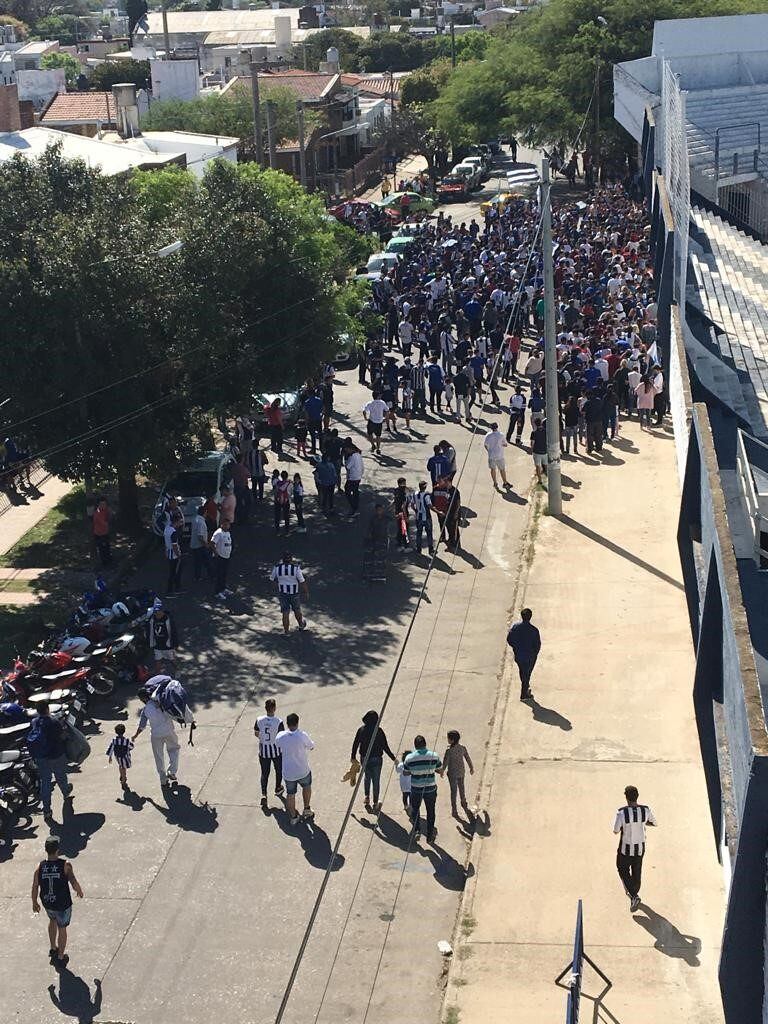 Los hinchas comienzan a llegar a la Boutique