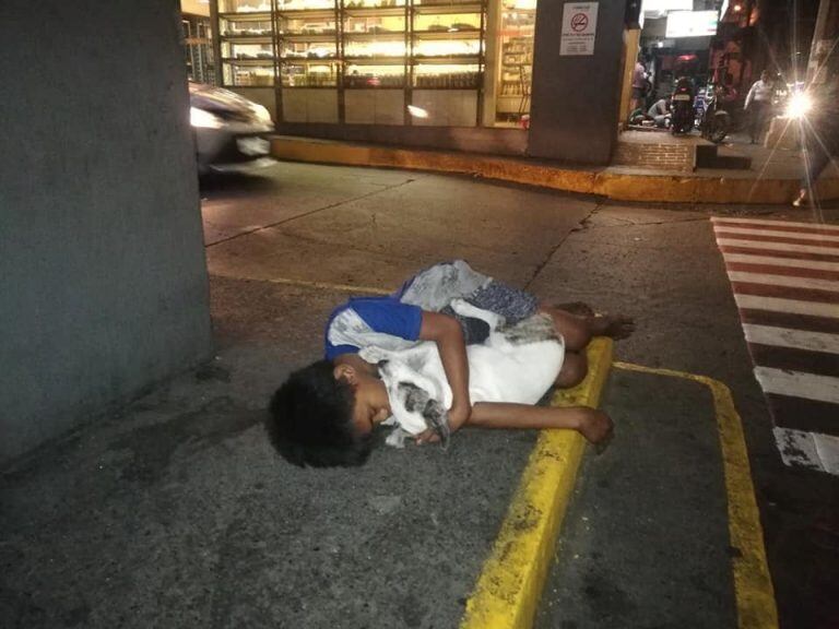 Una sensible imagen de un nene que duerme abrazado a su perro se convirtió en viral