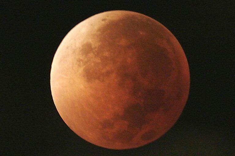 La superluna rosa nos regalará su presencia en la noche del 7 al 8 de abril.