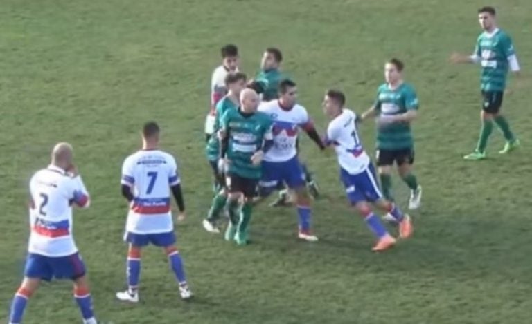 El momento. Iván Mesa reacciona ante un golpe de Vogel.