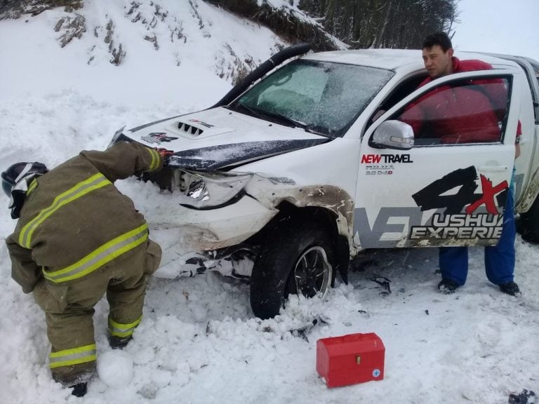 Choque en Tierra del Fuego entre un auto y una camioneta