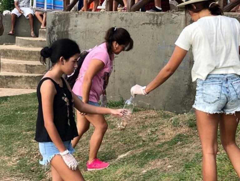 "Correntinos por el cambo climático" juntaron colillas en las playas de Corrientes.