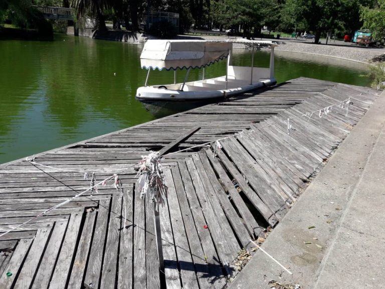 El muelle del laguito está destrozado y piden repararlo