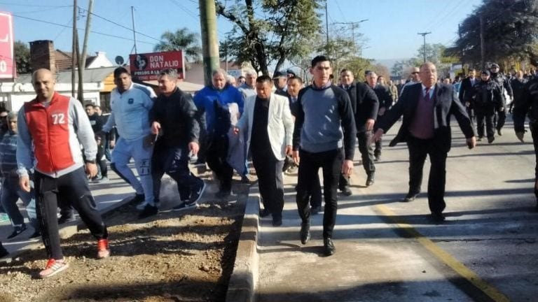 La agresión al auto de Juan Schiaretti cuando se retiraba del acto de inauguración de obras en Villa Allende.