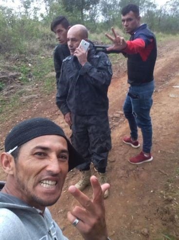 Los criminales brasileños del Comando Capital junto al penitenciario que tomaron como rehén a última hora de la tarde de este jueves. (ABC Color)