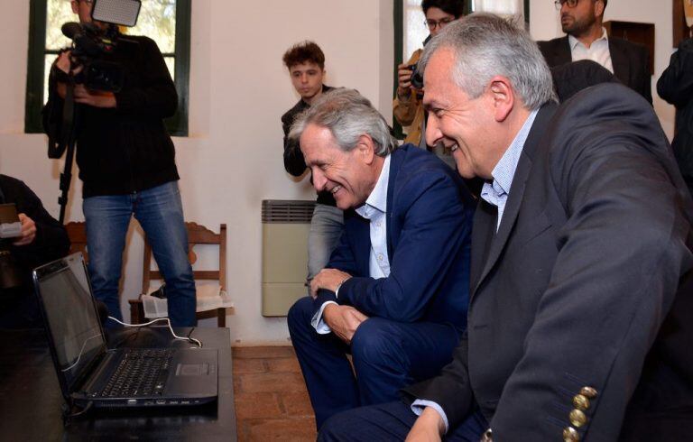 Ibarra y Morales en videoconferencia con la Escuela N° 271 de La Quiaca, donde se encontraban el intendente de la ciudad fronteriza, Miguel Tito, la directora del establecimiento y la comunidad educativa.