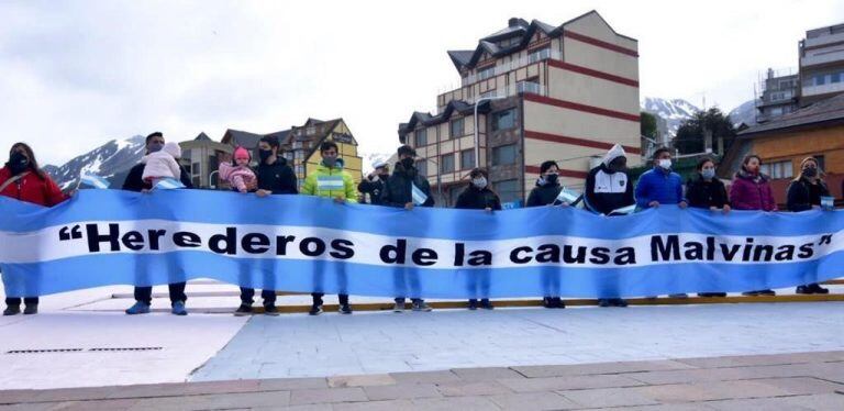 Los "Herederos de la Causa Malvinas", llevan la bandera que pasará por generaciones en el reclamo por la soberanía legítima de nuestro país sobre las islas de esta parte del Atlántico Sur.