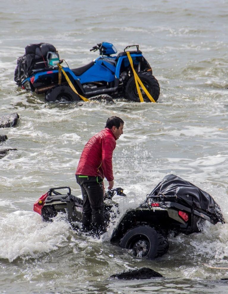 El mar hizo estragos en los vehículos.