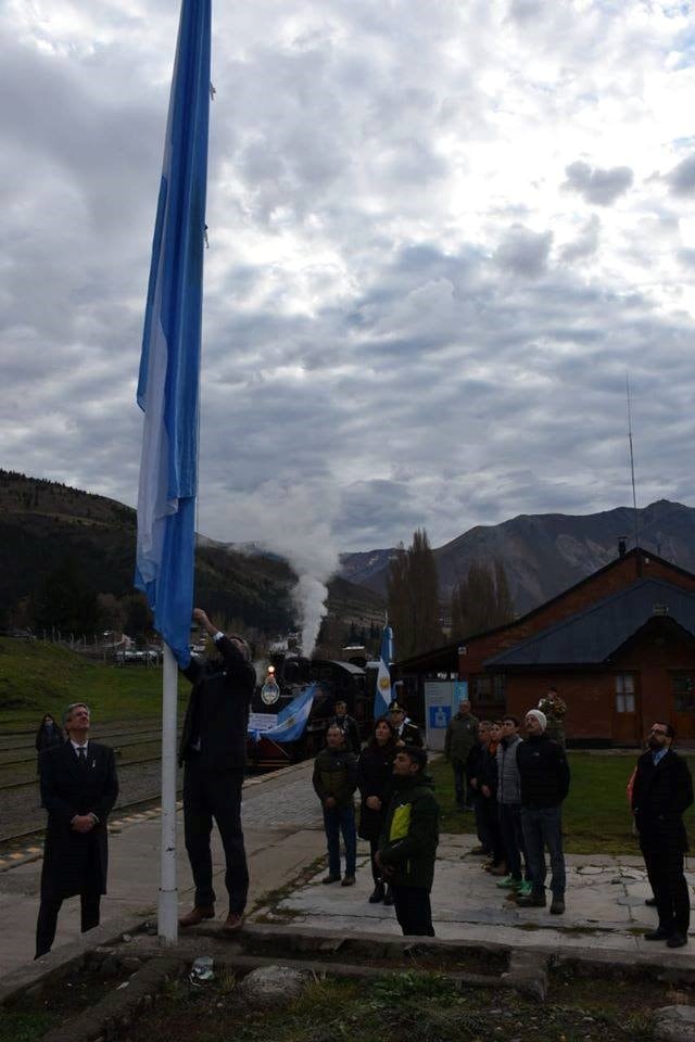 La trochita y el Intendente Ongarato en su 75° aniversario