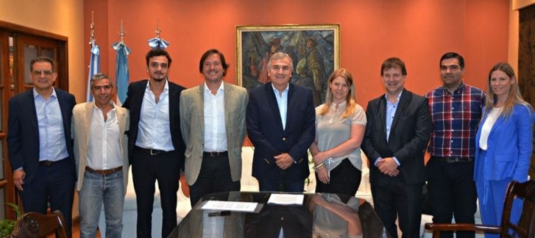 El gobernador Morales y el presidente del INTI, Javier Ibañez, junto a funcionarios en la Casa de Jujuy en Buenos Aires, tras la firma del convenio por el que el organismo nacional construirá en Perico un laboratorio de extracción de aceite de cannabis.