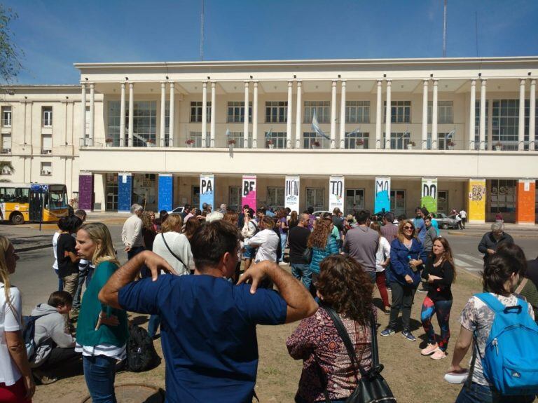 La sentada en el Pabellón Argentina es para protestar contra la toma.