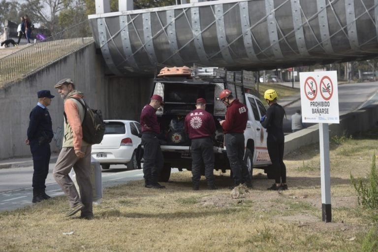 Cayó una camioneta en el Suquía.