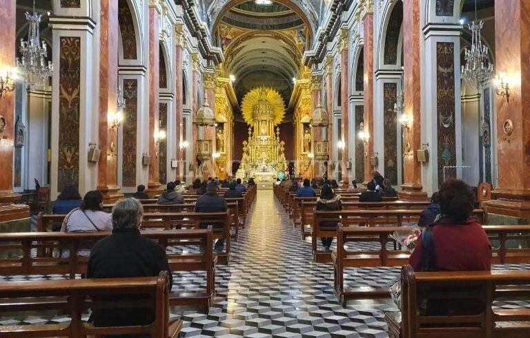 Primer misa presencial en la Catedral (Foto de La Gaceta)