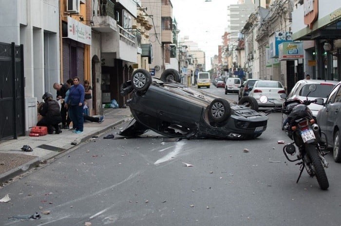 El auto quedó volcado en medio de la calle este domingo. (Facundo Traverso)