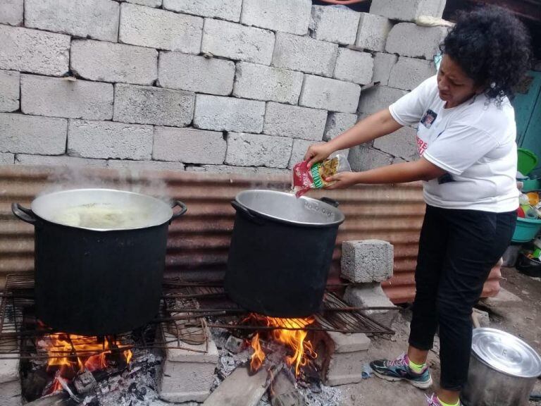 Delia Vargas, la referente de los voluntarios del merendero "A Pulmón", en plena tarea.