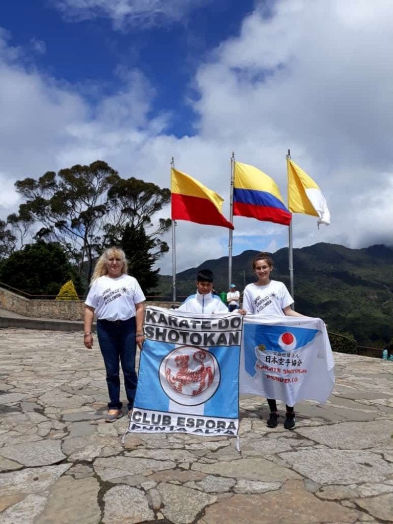 Candela Cotta (integrante del Dojo Shotokan de Pehuen Co) y Santiago Larre (alumno del Dojo Club Comandante Espora)