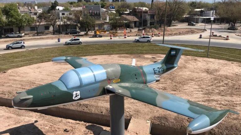 El avión de la rotonda de Mendoza volvió a su lugar, totalmente restaurado..