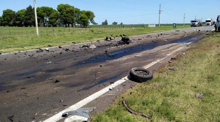 Los restos de los vehículos esparcidos por la cinta asfáltica evidenciaron la fuerte colisión (InfoPico).