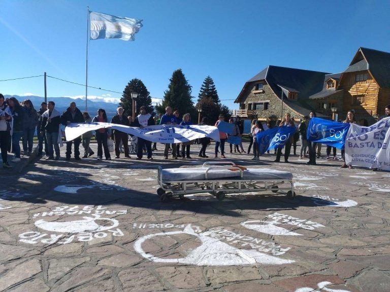 A forma de protesta los trabajadores colocaron una camilla para manifestarse ante la falta de pago de sueldos.