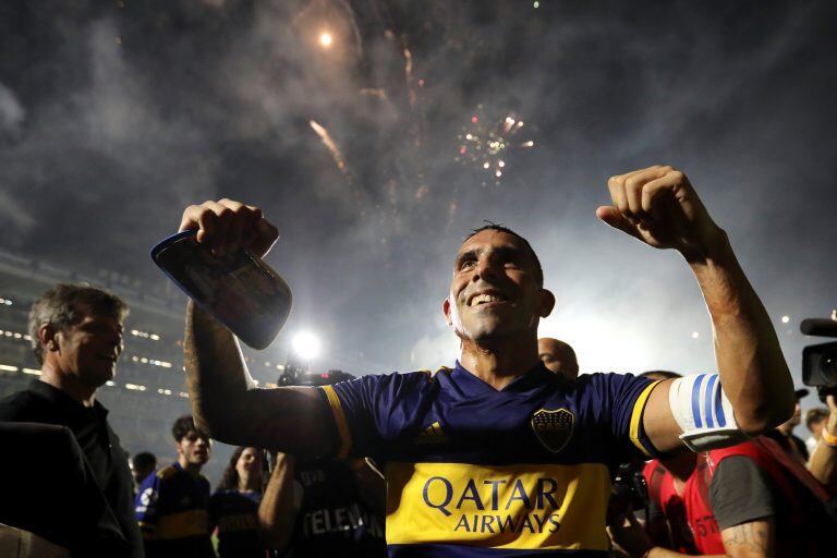 Boca Juniors' Carlos Tevez celebrates after defeating 1-0 Gimnasia y Esgrima to win Argentina's Superliga soccer tournament at La Bombonera stadium in Buenos Aires, Argentina, Saturday, March 7, 2020\u002E (AP Photo/Natacha Pisarenko)