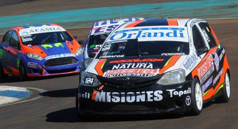 Jorge Possiel en Oberá dobla con su Toyota Etios, pero una penalización lo dejó atrás. Largó la final en el puesto 24º en esta séptima fecha. (Equipo Possiel Motor)