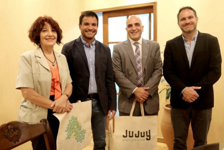 La firma de la Carta de Intención estuvo a cargo del ministro Federico Posadas y el representante encargado del IICA en Argentina, Federico Ganduglia. Con ellos en la foto, Edith Obschatko, especialista en Políticas del IICA, y Diego Valdecantos, secretario de Turismo de Jujuy.