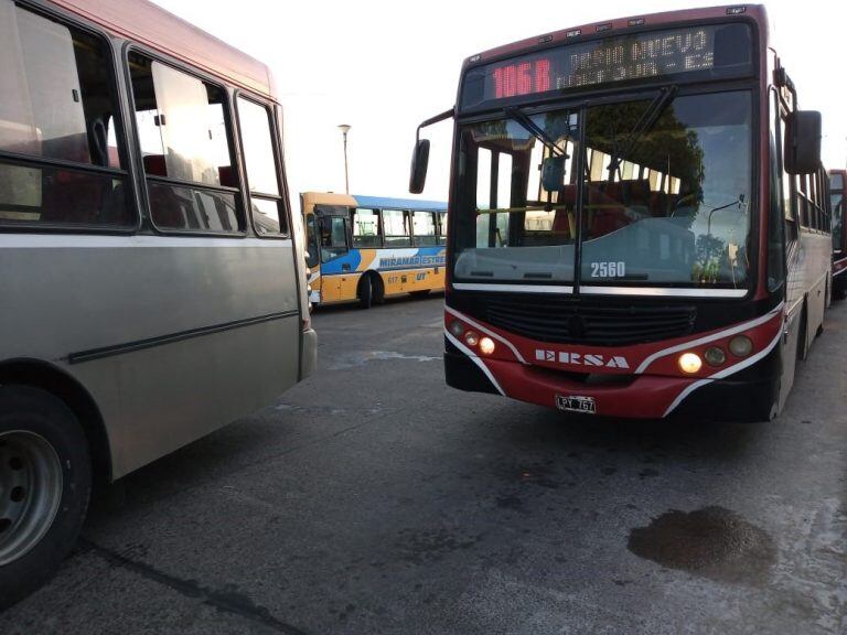 Paro de colectivos en el mediodía.