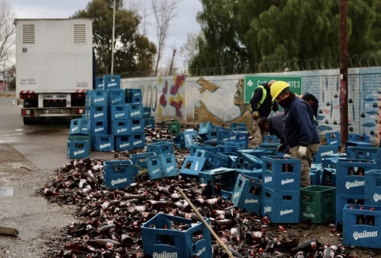 La carga quedó esparcida en la vía pública.