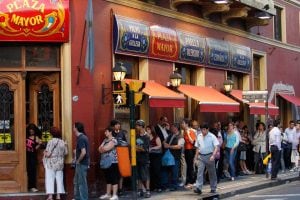 Largas filas para conseguir el pan dulce de Plaza Mayor