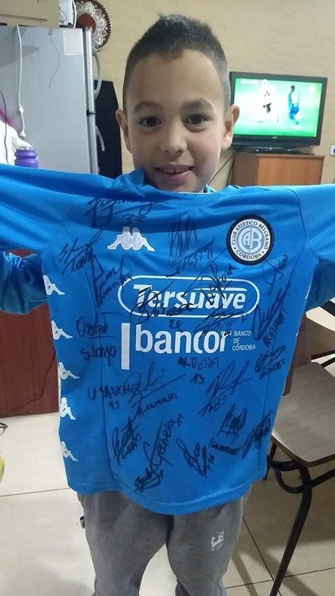 Jeremías, el pequeño que recibió la camiseta de Sandro, su vecino de barrio Altamira.