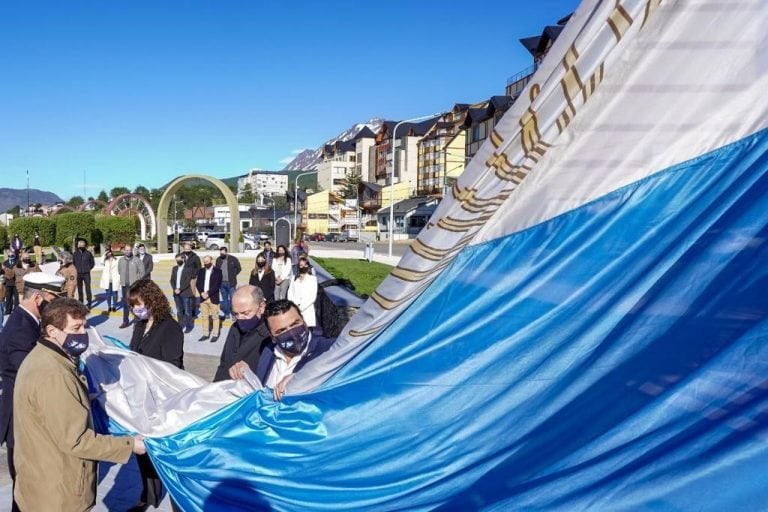 Temprano por la mañana, se izó el Pabellón Nacional en Plaza Malvinas.