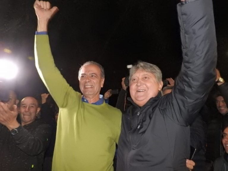 Santarelli celebra junto a Carlos Alesandri (derecha) la victoria.