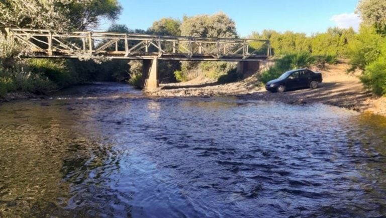 El menor cayó desde el puente al río y perdió la vida (web).