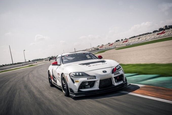 El GR Supra GT4, un auto recientemente homologado, que Toyota Gazoo Racing pone a disposición de clientes de distintas partes del mundo, que participan de diversas series de competición.