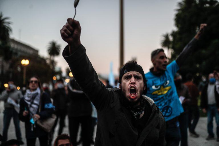 Un grupo de personas se manifiesta contra la cuarentena obligatoria hoy lunes 25 de mayo en la Plaza de Mayo de la ciudad de Buenos Aires. (Foto: EFE/Juan Ignacio Roncoroni)