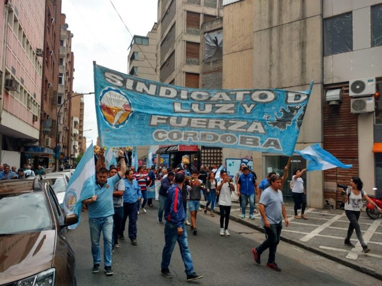 La protesta de Luz y Fuerza de este lunes con ataques a huevazos a Cadena 3 y rotura de vallas en la Lotería.