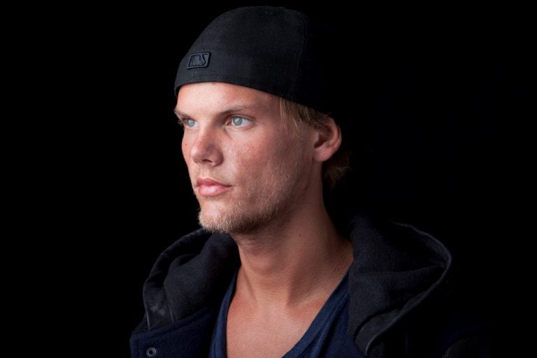 Tim Bergling, ​ más conocido por su nombre artístico Avicii, fue un disc-jockey, productor y remezclador sueco. Se quitó la vida a los 28 años.