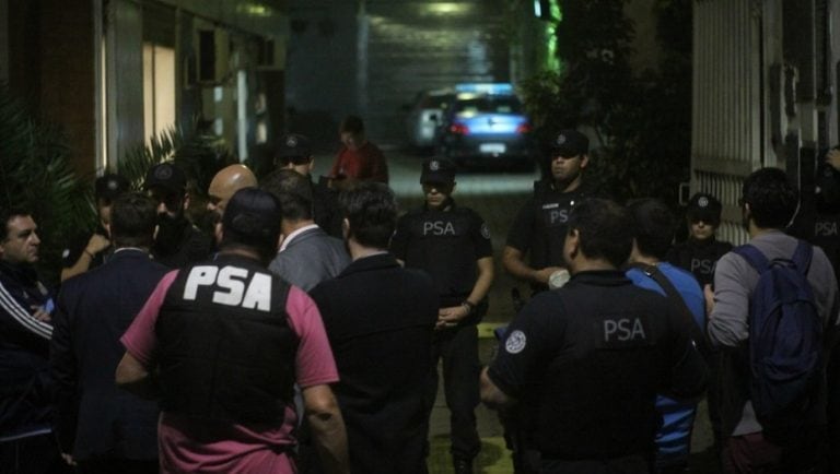 Diez oficiales de la Policía de la Ciudad fueron detenidos este martes por la noche durante un allanamiento en la Comisaría 33 del barrio de Belgrano. Foto: Mario Sayes.