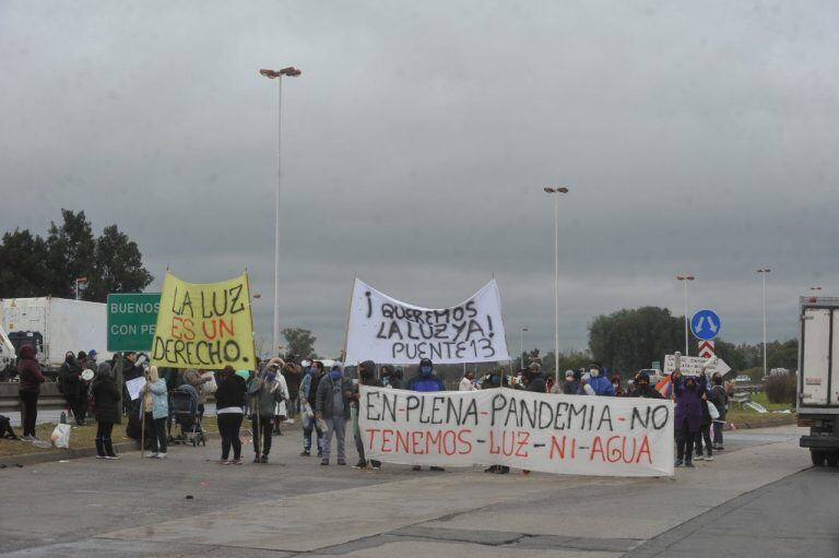 Vecinos cortan la autopista Riccheri en reclamo por falta de luz. (Clarín)