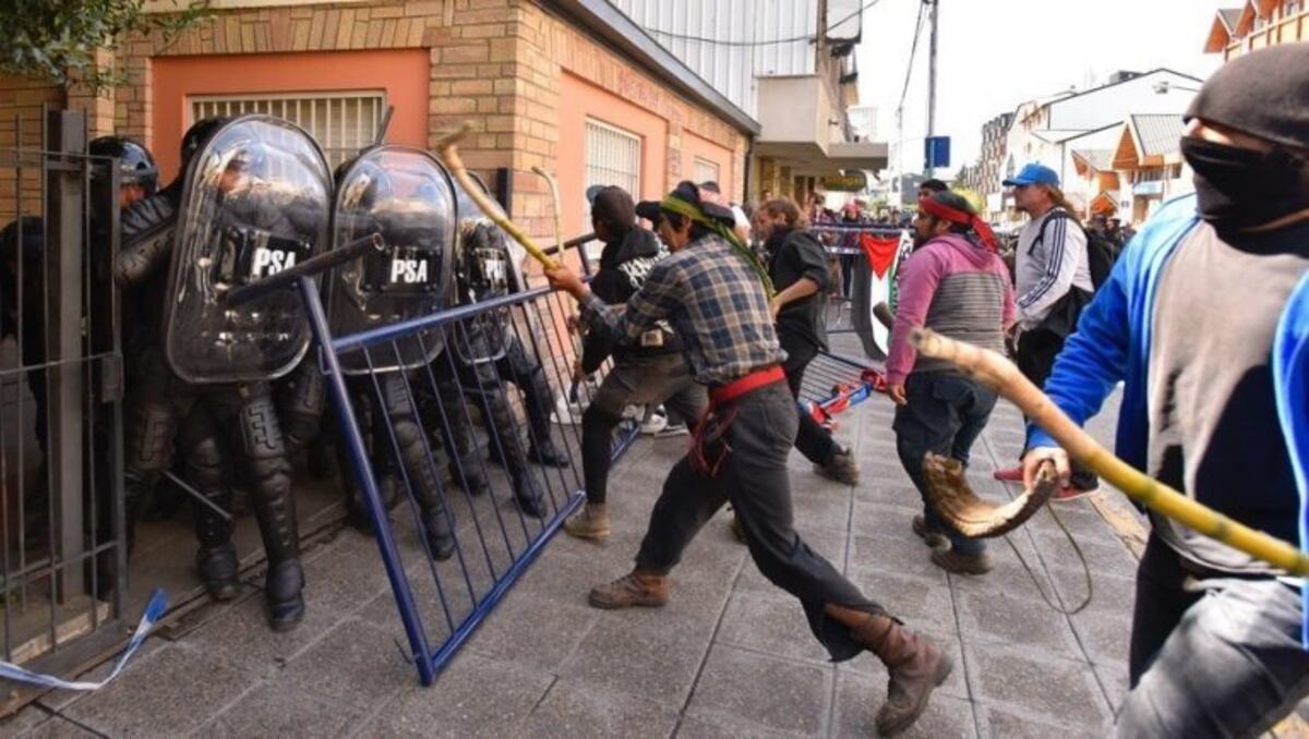14 personas fueron detenidas tras los disturbios por la extradición de Jones Huala