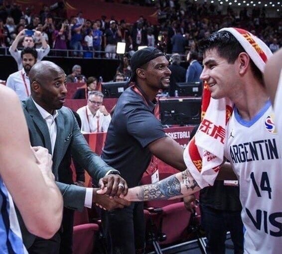 El saludo entre Gabriel Deck y Cobe Bryant. Foto de Twitter.