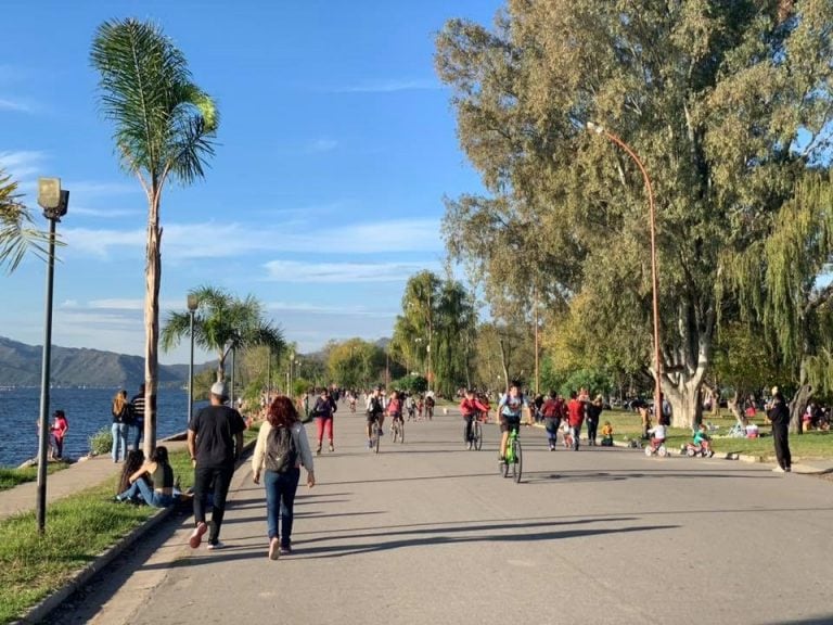 Gran cantidad de turistas en la costanera de Carlos Paz