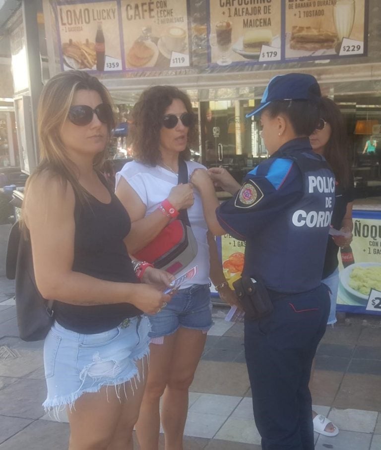 Vecinos y turistas recibieron información.