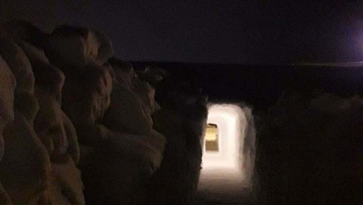 Construyó un túnel en la nieve para poder salir de su casa en Neuquén