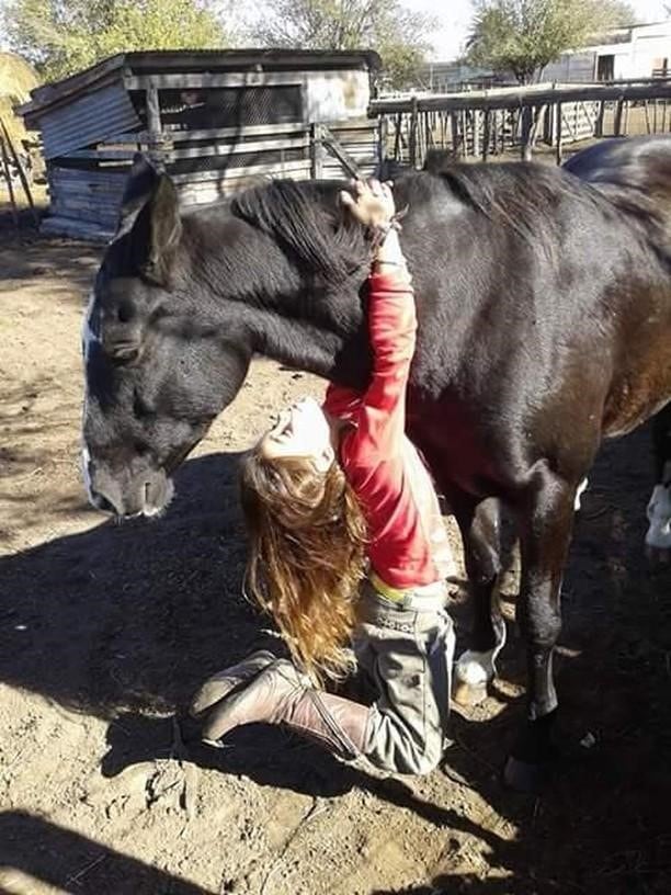 Victoria Rovetto, con 12 años, es amansadora de caballos en General Cabrera, Córdoba, y su técnica es furor en cada encuentro de animales de este tipo en el interior.