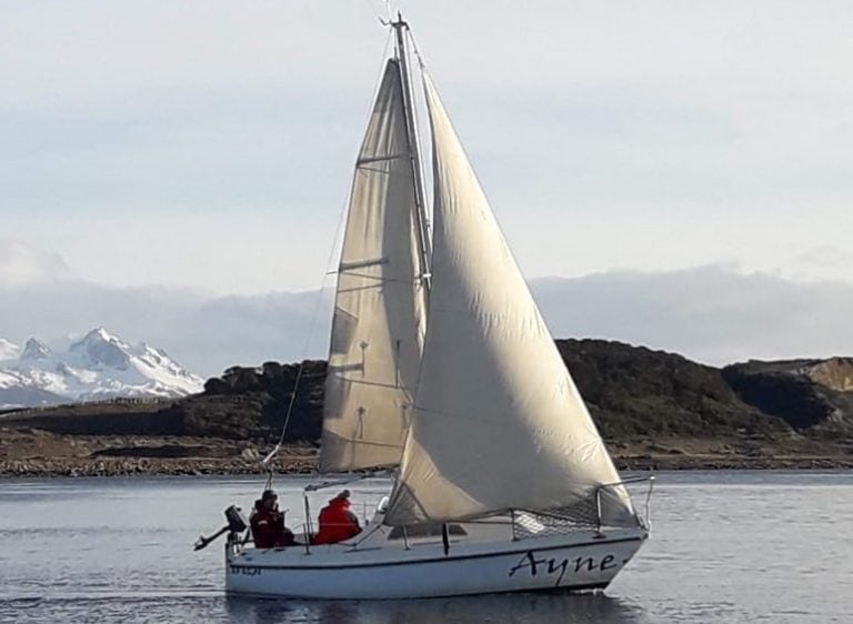 Velero "Ayne" participando del evento náutico