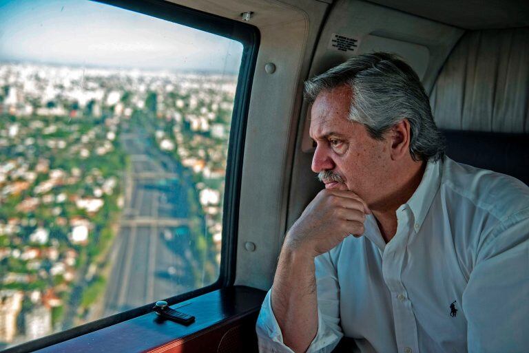 Handout picture released by the Argentine Presidency showing Argentina's President Alberto Fernandez overflying the city of Buenos Aires on March 21, 2020 after he ordered a "preventative and compulsory" lockdown of the population from March 20 to 31 to stop the spread of the coronavirus pandemic. - Nearly one billion people around the world were confined to their homes Saturday as many countries implemented stay-at-home orders, and as deaths from the global coronavirus pandemic surged towards 13,000. (Photo by Maria Eugenia CERUTTI / Argentinian Presidency / AFP) / RESTRICTED TO EDITORIAL USE - MANDATORY CREDIT "AFP PHOTO / ARGENTINA'S PRESIDENCY / MARIA EUGENIA CERUTTI" - NO MARKETING - NO ADVERTISING CAMPAIGNS - DISTRIBUTED AS A SERVICE TO CLIENTS