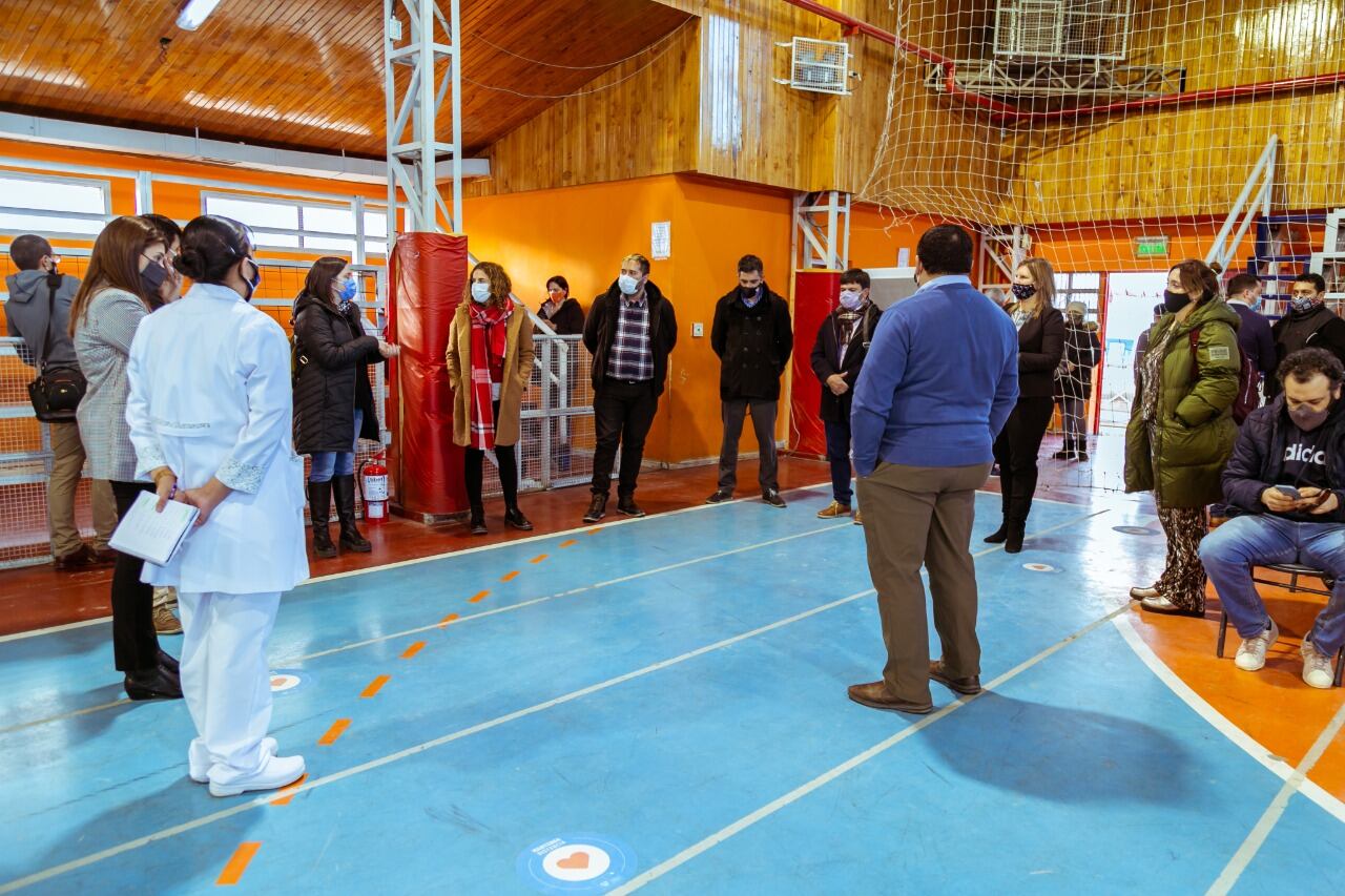 Los funcionarios realizaron un recorrido por el centro vacunatorio para ver las necesidades de los distintos lugares.