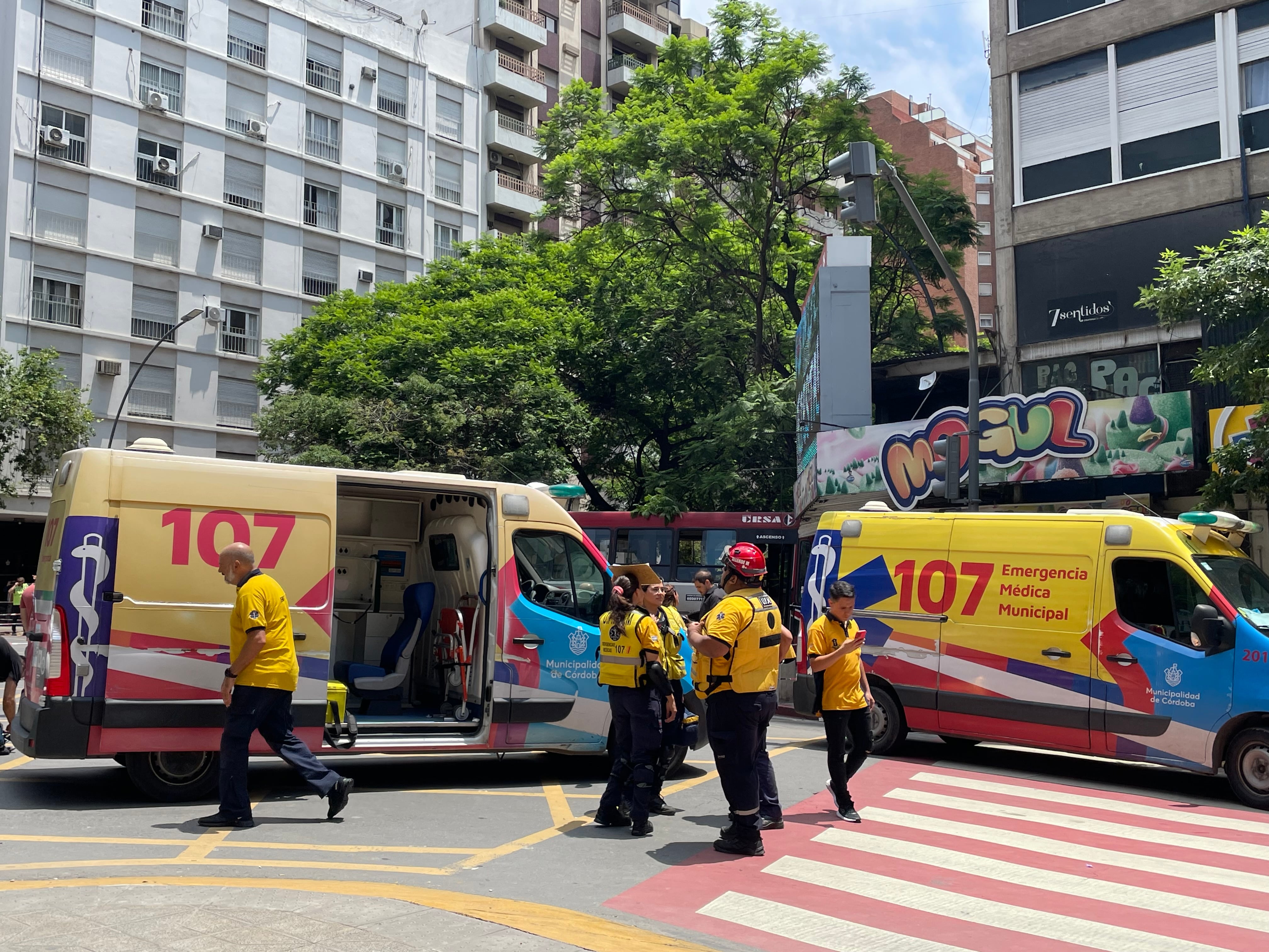 Córdoba: un colectivo sin chofer embistió a dos personas e impactó contra un quiosco sobre bulevar Chacabuco e Illia. (Pedro Castillo / La Voz)